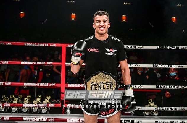 Ilyasse Koujjit, kickboxer marocchino del Team Gunyar, sorride sul ring prima di un match importante di Big Game. 